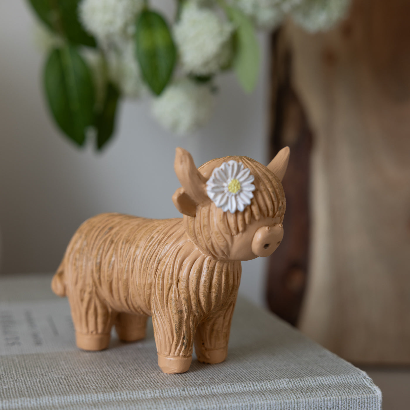 Highland Cow with Daisy Ornament